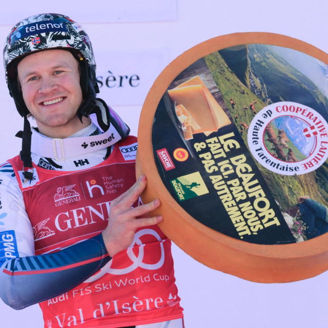 Timon Haugan slavi pobjedu s ogromnim kolutom francuskog sira