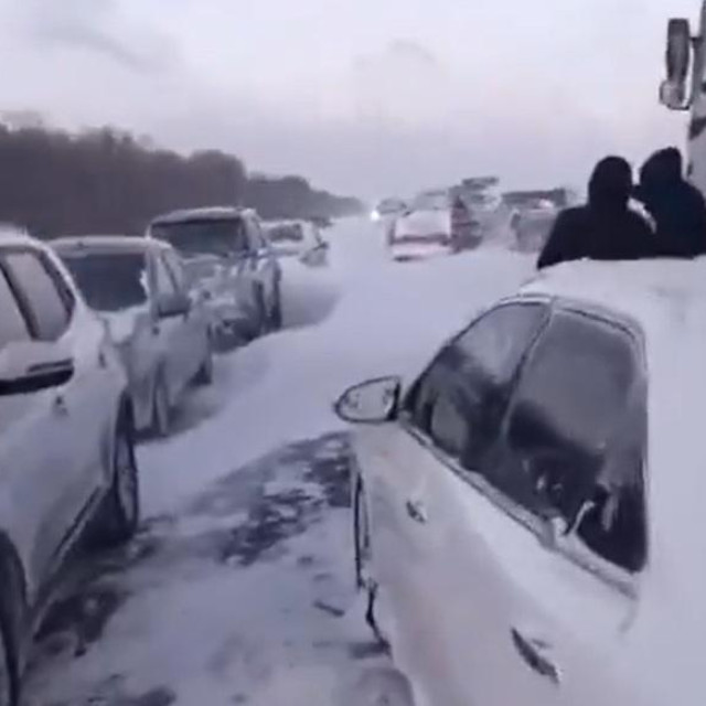 S prometnica je spašeno oko 150 ljudi koji su ostali zarobljeni u snijegu