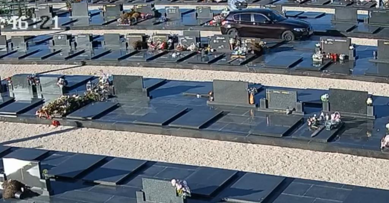 Autom vozio među grobovima na šibenskom groblju, sve je snimljeno: ‘Ovo je za ne povjerovat!‘