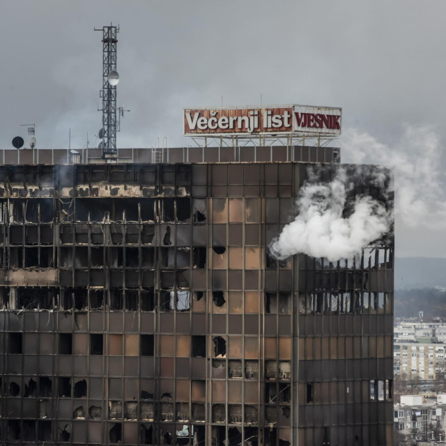 Izgorio je Vjesnikov neboder izgradjen 1972. godine.