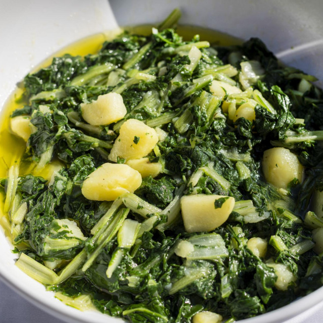 Split, 271025.
Projekt Mastercarda tradicionalna jela pripremaju najbolji hrvatski chefovi. Prva regija je Dalmacija i tradicionalna jela; riblja juha, leso riba, crni rizoto, riba na gradele, blitva, marinirana riba, brudet, pasticada. Chefovi su: Marin Medak, Dino Galagno, Marijo Curic, Braco Sanjin, Hrvoje Zirojevic, i Vjeko Basic, dok je Radovan Marcic zaduzen za povijesni dio price. Priprema hrane je bila u novoj ugostiteljskoj skoli u Splitu.