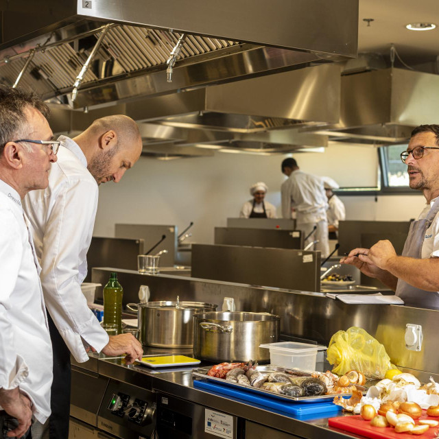 Split, 271025.
Projekt Mastercarda tradicionalna jela pripremaju najbolji hrvatski chefovi. Prva regija je Dalmacija i tradicionalna jela; riblja juha, leso riba, crni rizoto, riba na gradele, blitva, marinirana riba, brudet, pasticada. Chefovi su: Marin Medak, Dino Galagno, Marijo Curic, Braco Sanjin, Hrvoje Zirojevic, i Vjeko Basic, dok je Radovan Marcic zaduzen za povijesni dio price. Priprema hrane je bila u novoj ugostiteljskoj skoli u Splitu.