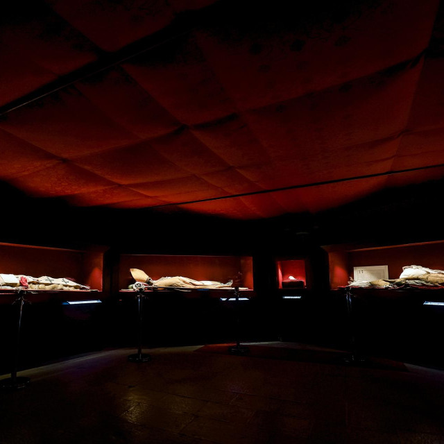 Prostor ispod baldahina u kojem se čuvaju sarkofazi s neraspadnutim tijelima svetaca