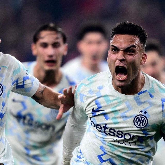 Lautaro Martinez (desno) slavi pogodak sa suigračima