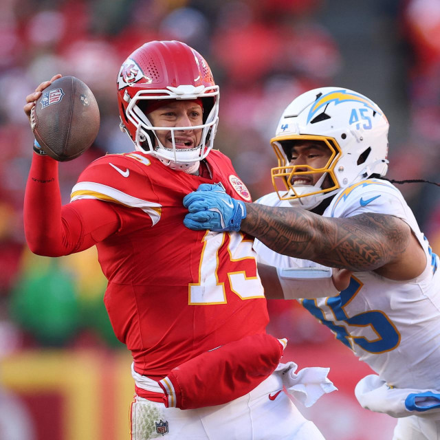 Patrick Mahomes (Kansas City Chiefs) i Tuli Tuipulotu (Los Angeles Chargers)