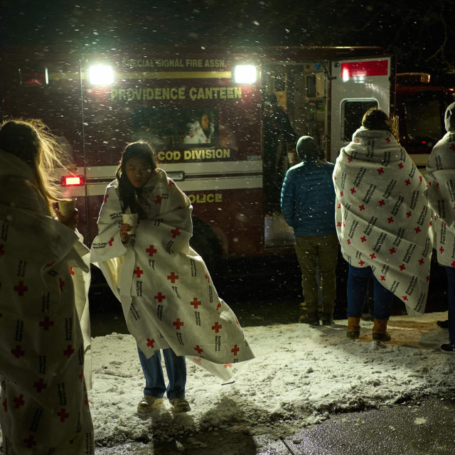 Studenti pale svijeće na mjestu pucnjave
