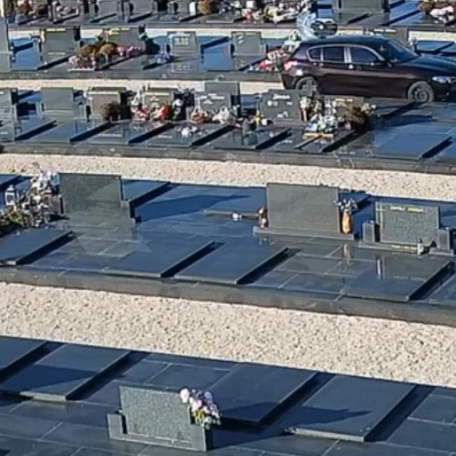 Automobil na groblju