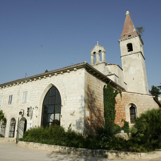 Dvorac na Crvenom otoku