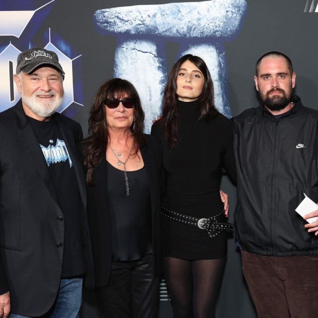 Rob Reiner (L) i njegova supruga Michele Reiner (2L) s kćeri Romy Reiner (2D) i sinom Nickom Reinerom (D) na premijeri filma ”Spinal Tap II: The End Continues” u Los Angelesu