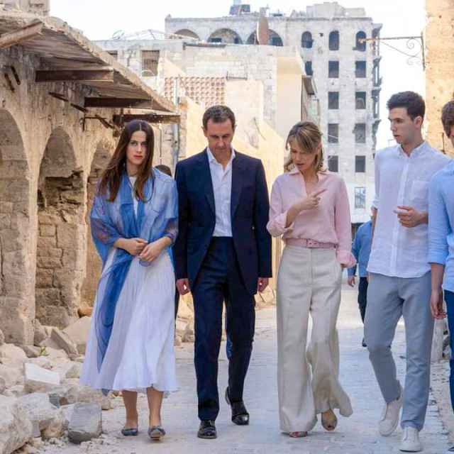 Zein al-Asad, Bašar al-Asad, Asma al-Asad, Hafez al-Asad i Karim al-Asad pored džamije u Alepu u srpnju 2022. godine