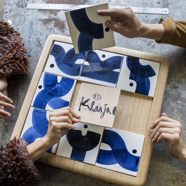 Klasja i Jakov Habjan, stol s keramičkim pločicama