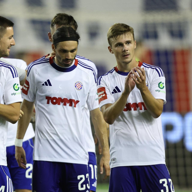 Šimun Hrgović u društvu suigrača