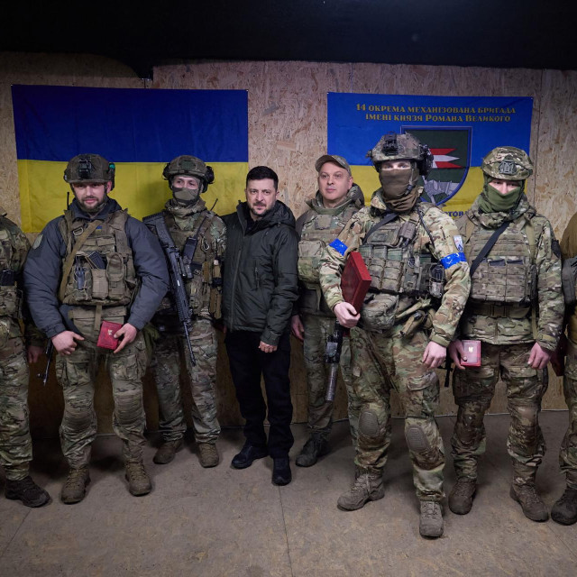 Zelenski s ukrajinskim vojnicima u blizini Kupjanska