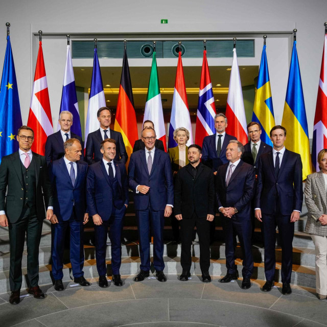Finski predsjednik Alexander Stubb, poljski premijer Donald Tusk, francuski predsjednik Emmanuel Macron, njemački kancelar Friedrich Merz, ukrajinski predsjednik Volodimir Zelenski, američki specijalni izaslanik Steve Witkoff, Trumpov zet Jared Kushner, talijanska premijerka Giorgia Meloni, norveški premijer Jonas Gahr Store, glavni tajnik NATO-a Mark Rutte, danska premijerka Mette Frederiksen, predsjednica Europske komisije Ursula von der Leyen, nizozemski premijer Dick Schoof i švedski premijer Ulf Kristersson na pregovorima u Berlinu