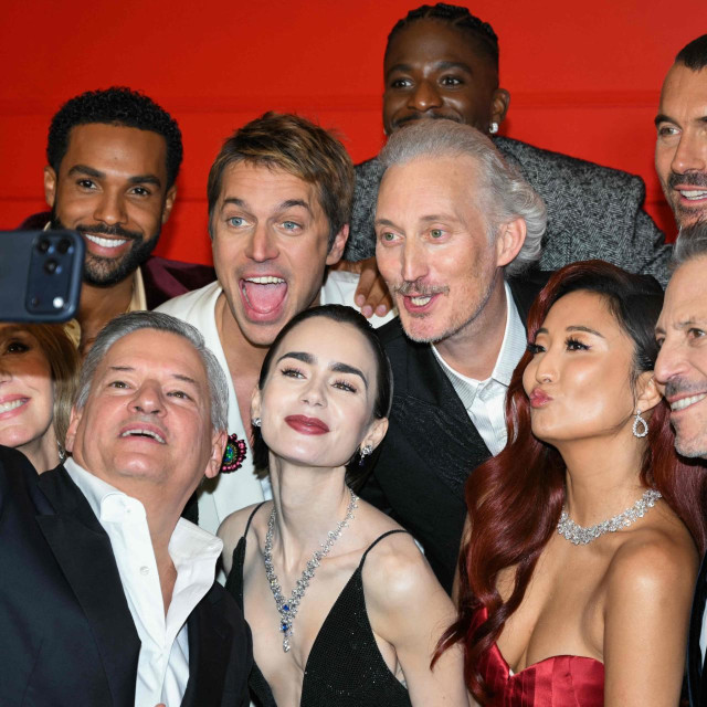 Ekipa koja stoji iza serije okinula je i selfie s direktorom Netflixa, Tedom Sarandosom