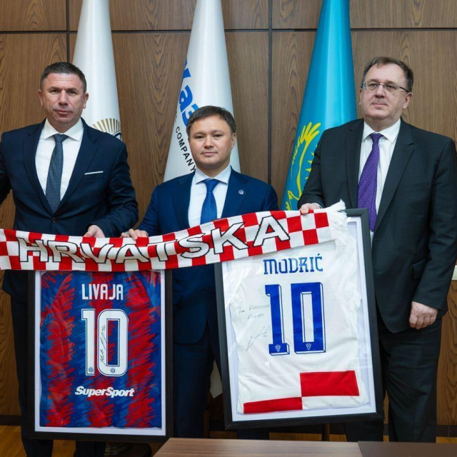 S lijeva na desno: Ivica Pirić, savjetnik veleposlanika Kazakstana za gospodarstvo i sport, Askhamat Kassenov, predsjednik Uprave KazMunayGasa, i Marijan Krpan, ravnatelj Agencije za ugljikovodike (AZU)