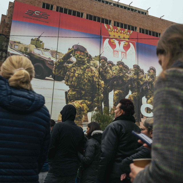 Studenti i Beograđani prosvjeduju 11. studenoga 2025. protiv plana tvrtke povezane sa Jaredom Kushnerom, zetom američkog predsjednika, da sruši bivšu zgradu stožera JNA i izgradi luksuzni hotel