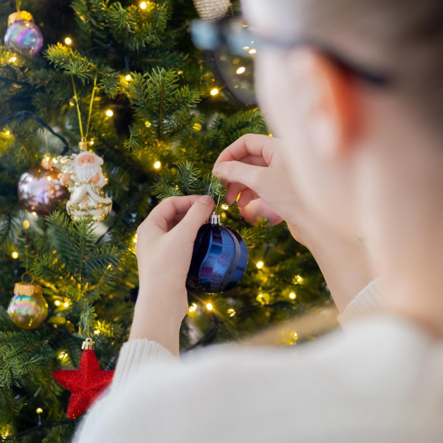 Kićenje drvca (ilustracija)