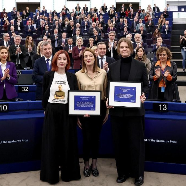 Irma Dimitradze (lijevo) je preuzela nagradu u ime Mzie Amaglobeli, Roberta Metsola (u sredini), Jana Poczobut, kći Andrzeja Pačobuta (desno)