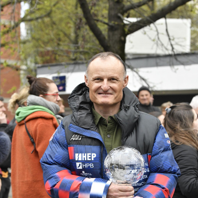 Amir Ljutić sa slalomskim Globusom koji je Zrinka osvojila prošle sezone