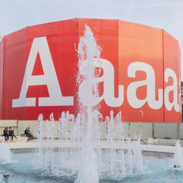 Meštrovićev paviljon.
Otvorenje izlozbe umjetnice Nore Turato u okviru 60. zagrebackog salona vizualnih umjetnosti