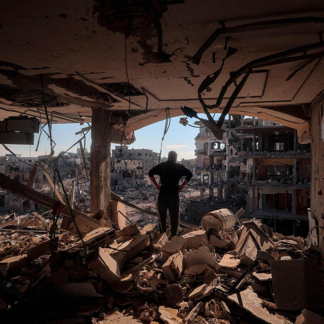 Muškarac stoji u jako oštećenoj zgradi u Rafahu na jugu Gaze u siječnju 2025.