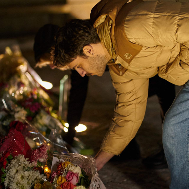 Ljudi ostavljaju cvijeće za poginule