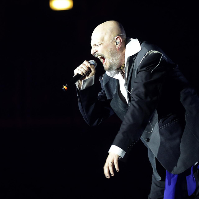 Urban & 4 u Areni:  Na sebi svojstven, ironičan način osvrnuo se i na aktualna društvena zbivanja: ‘Klečao bih, ali me bole koljena‘