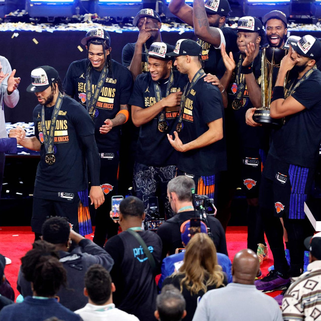 Adam Silver dodjeluje pehar igračima New Yorka