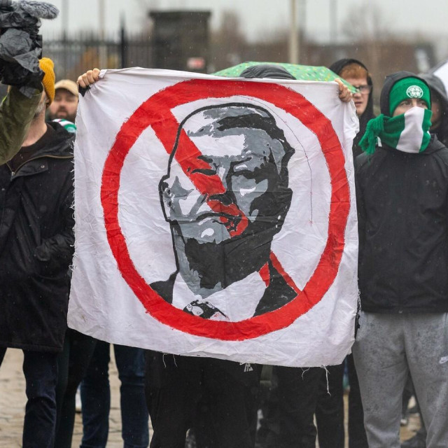 Navijači protiv Petera Lawwella