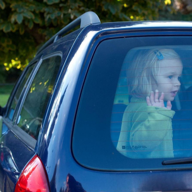 Dijete u automobilu, ilustracija