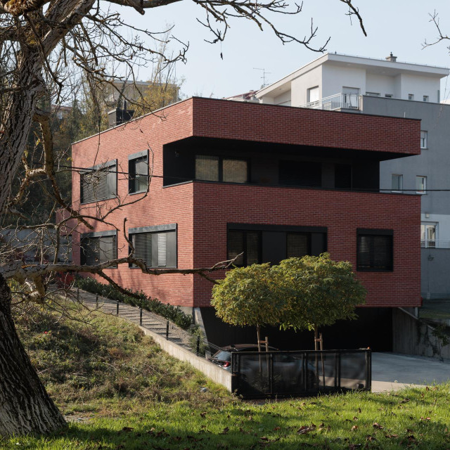 Urbana vila s tri stana