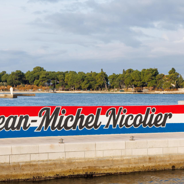 Na lukobranu u Supetru uklonjeni su grbovi Vukovara, Škabrnje i HOS-a uz asistenciju interventne policije