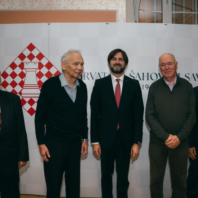 Dobitnici priznanja s predsjednikom Hrvatskog šahovskog saveza, dr. Tomislavom Ćorićem