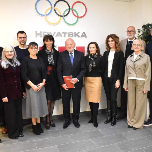 Sudionici sastanka na kojem je potpisan ugovor o suradnji HOO-a i HPK-a