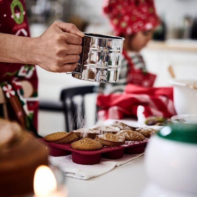 Neke od slatkih delicija poslužila sam u posudama za pečenje IKEA