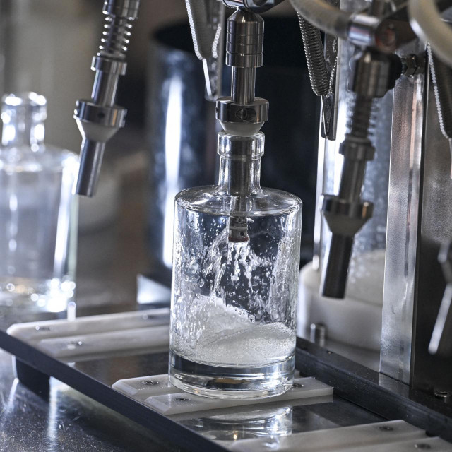 Punjenje boce džinom (ilustrativna fotografija)