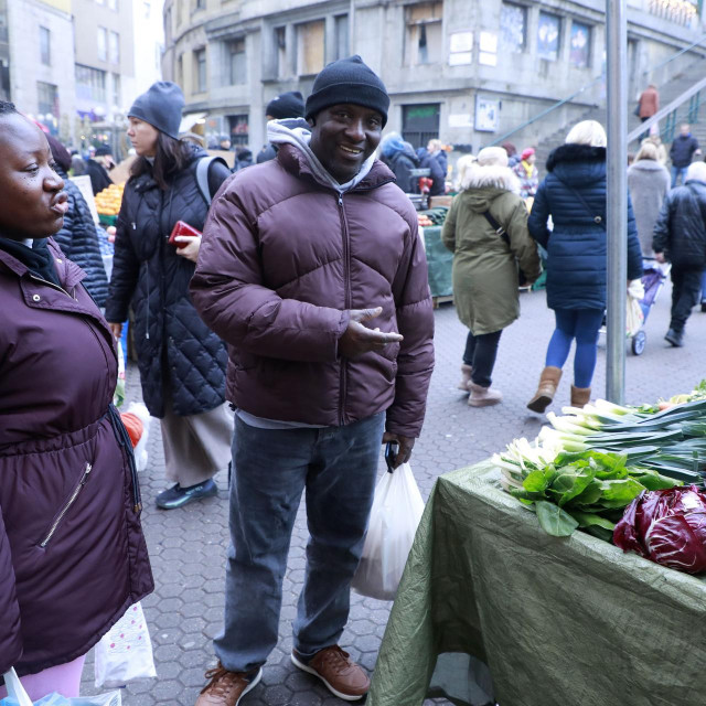 Kupci na tržnici Dolac u Zagrebu
