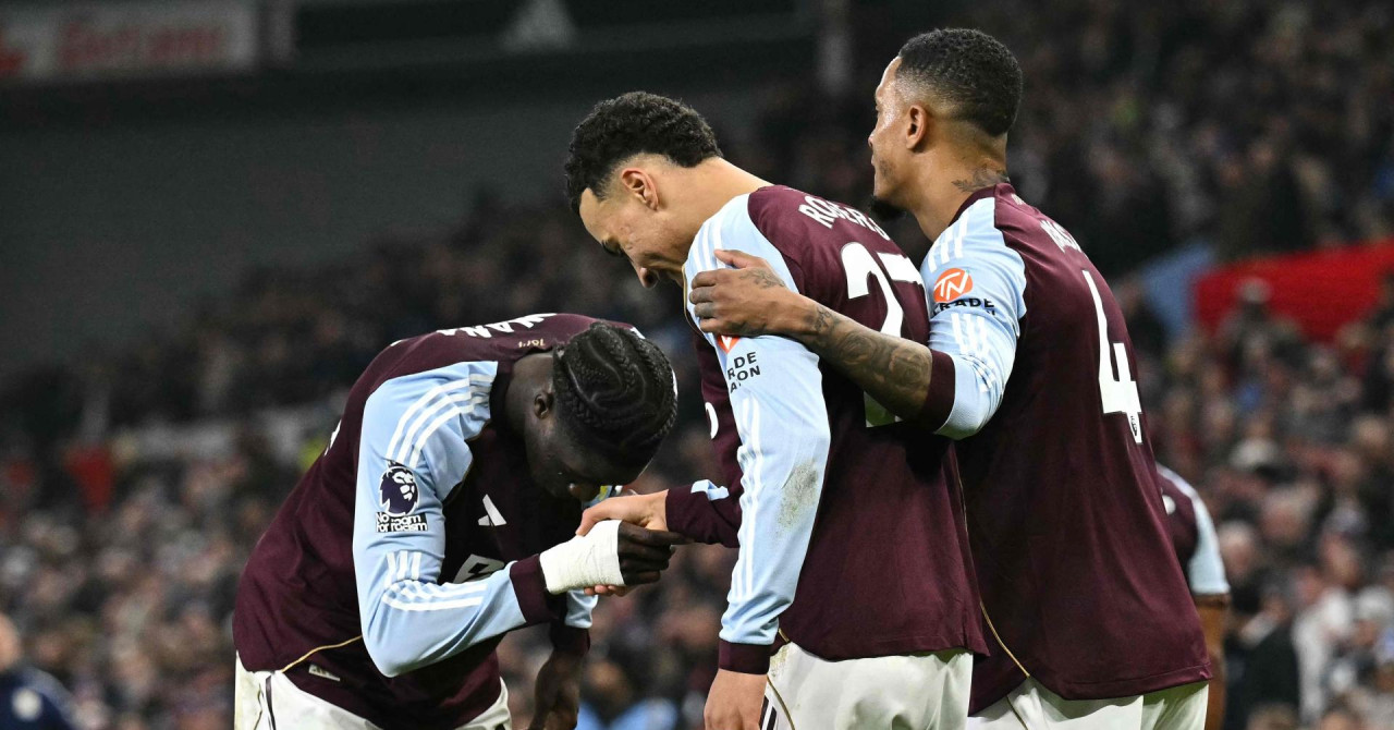 Aston Villa srušila Manchester United i približila se dvojcu na vrhu tablice, junak zabio oba gola