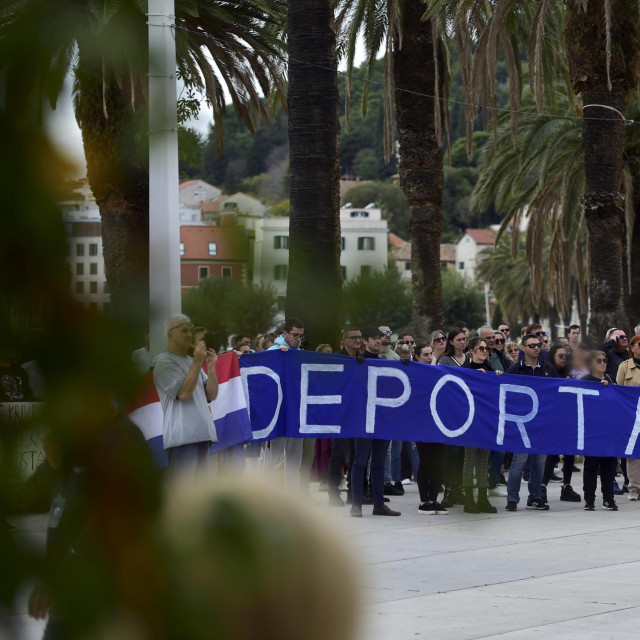 Prosvjed u Splitu na Rivi pod geslom - NE zamjeni stanovništva! Spasimo Dalmaciju u roku! Migranti i strani radnici trn su u oku! 