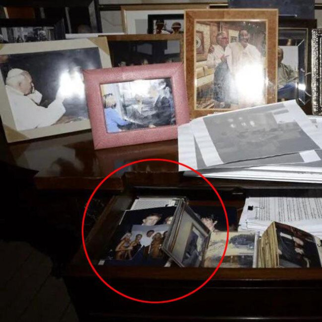 Fotografuha, na kojoj se vide razne fotografije raspoređene po ravnoj površini komode, a među njima je i jedna na kojoj je aktualni predsjednik Trump, u subotu je bila nedostupna, zamijetio je AFP