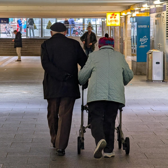 U usporedbi s istim razdobljem prošle godine, broj umirovljenika koji primaju dodatnu državnu financijsku pomoć porastao je za 25.000