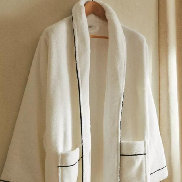 Izrađen od kvalitetnog pamuka, ogrtač pruža osjećaj mekoće i topline koji podsjeća na hotelski luksuz