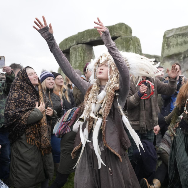 Zimski solsticij mnogi slave kao vrijeme obnove jer se sunce počinje ponovno penjati i dani postaju sve dulji