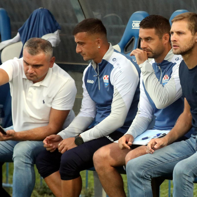 Dejan Šomoci, Mateas Delić, Vedran Purić i Mario Gregurina na klupi Slavena Belupa