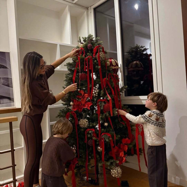 Još kao mala zaljubila u kićenje jelke i postavljanje jaslica, što danas prenosi na svoje sinove