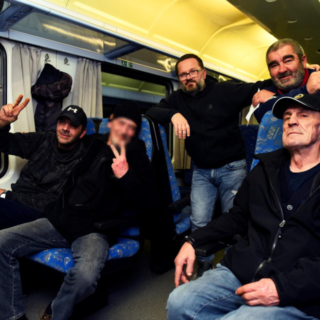 Reporter Jutarnjeg s beskućnicima u vlaku

 