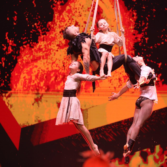 Zagreb, 211225.
Arena Zagreb.
Osam finalista veceras se natjece za pobjedu na Supertalentu.
Na fotografiji: Duo Turkeev and Kids.