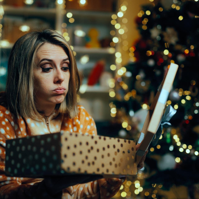 Žena razoračana božićnim darom (ilustrativna fotografija)