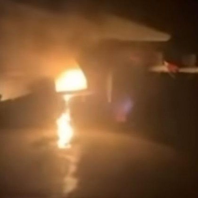 Navodna snimka požara ruskog zrakoplova u napadu ukrajinskih partizana na zračnu luku kod Lipecka